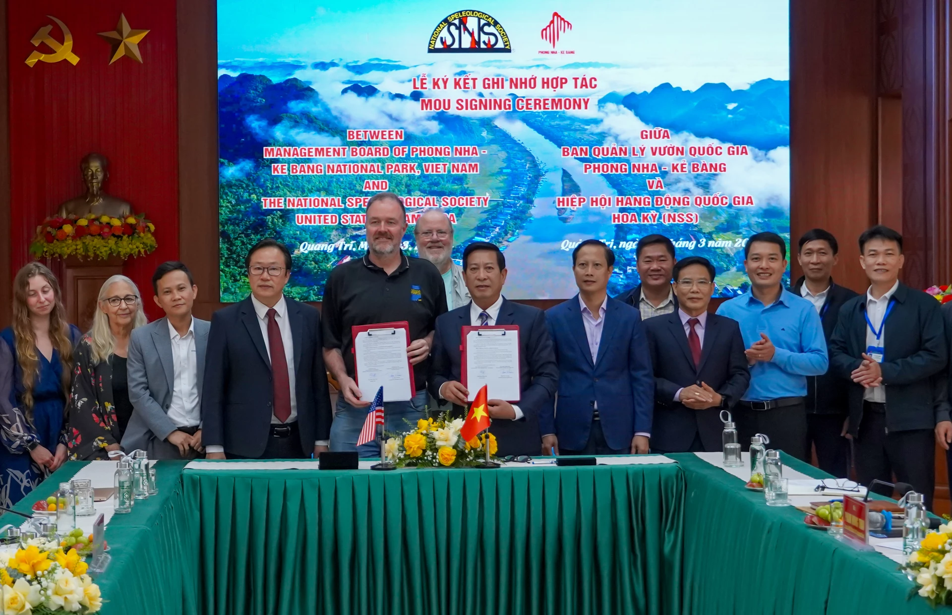 Ký kết biên bản ghi nhớ hợp tác giữa Vườn Quốc gia Phong Nha - Kẻ Bàng và Hiệp hội hang động Quốc gia Hoa Kỳ - Ảnh: N.H

