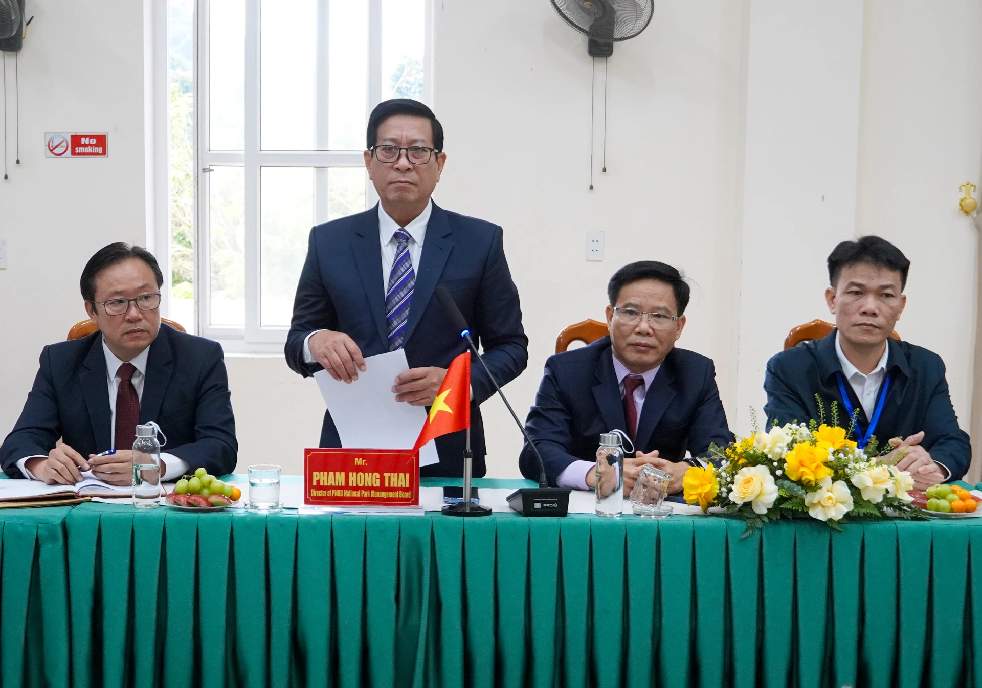 Đại diện lãnh đạo BQL VQG Phong Nha- Kẻ Bàng phát biểu tại buổi làm việc - Ảnh: N.H 