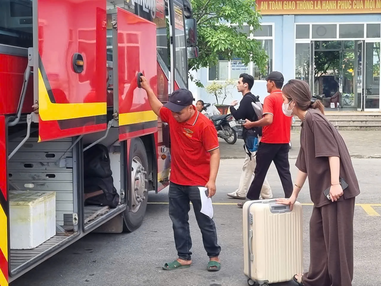 Dù gặp nhiều khó khăn do giá nhiên liệu tăng cao, hoạt động vận tải trên địa bàn vẫn được bảo đảm duy trì - Ảnh: M.L