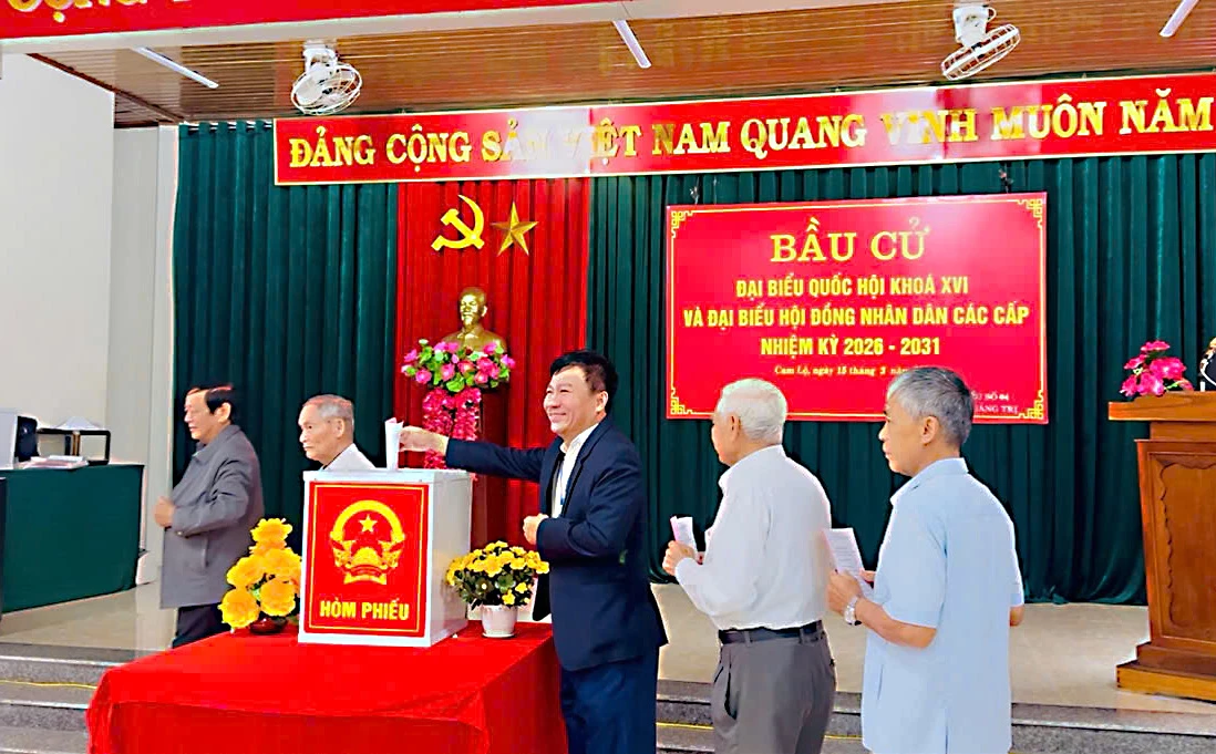 Đồng chí Đào Mạnh Hùng, Ủy viên Ban Thường vụ Tỉnh ủy, Phó Chủ tịch Thường trực Ủy ban MTTQ Việt Nam tỉnh bỏ phiếu bầu cử đại biểu Quốc hội khóa XVI và đại biểu HĐND các cấp nhiệm kỳ 2026-2031.