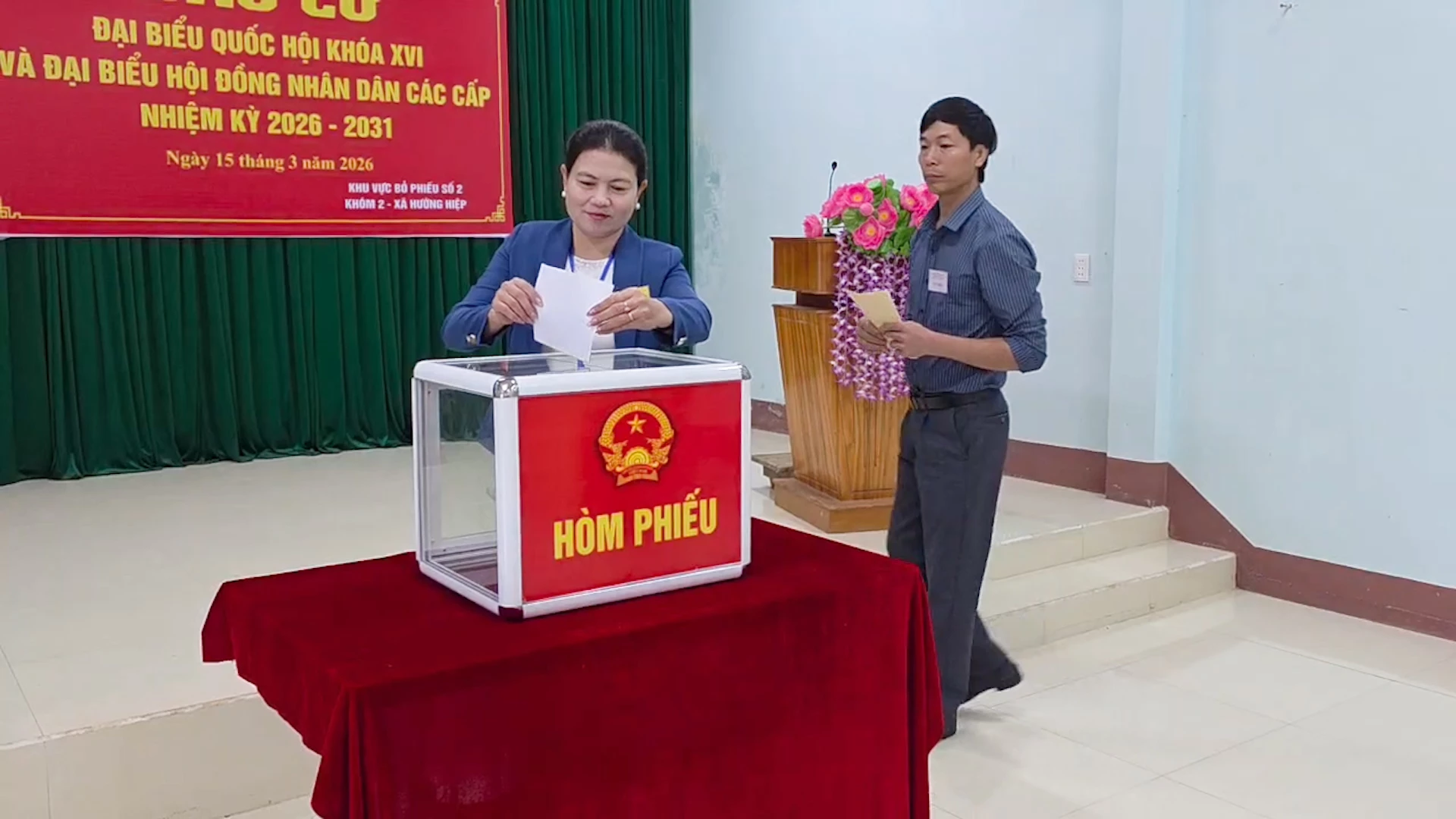 Đồng chí Ly Kiều Vân, Trưởng Ban Nội chính Tỉnh
ủy bỏ phiếu bầu cử, thực hiện quyền công dân của mình - Ảnh: M.V