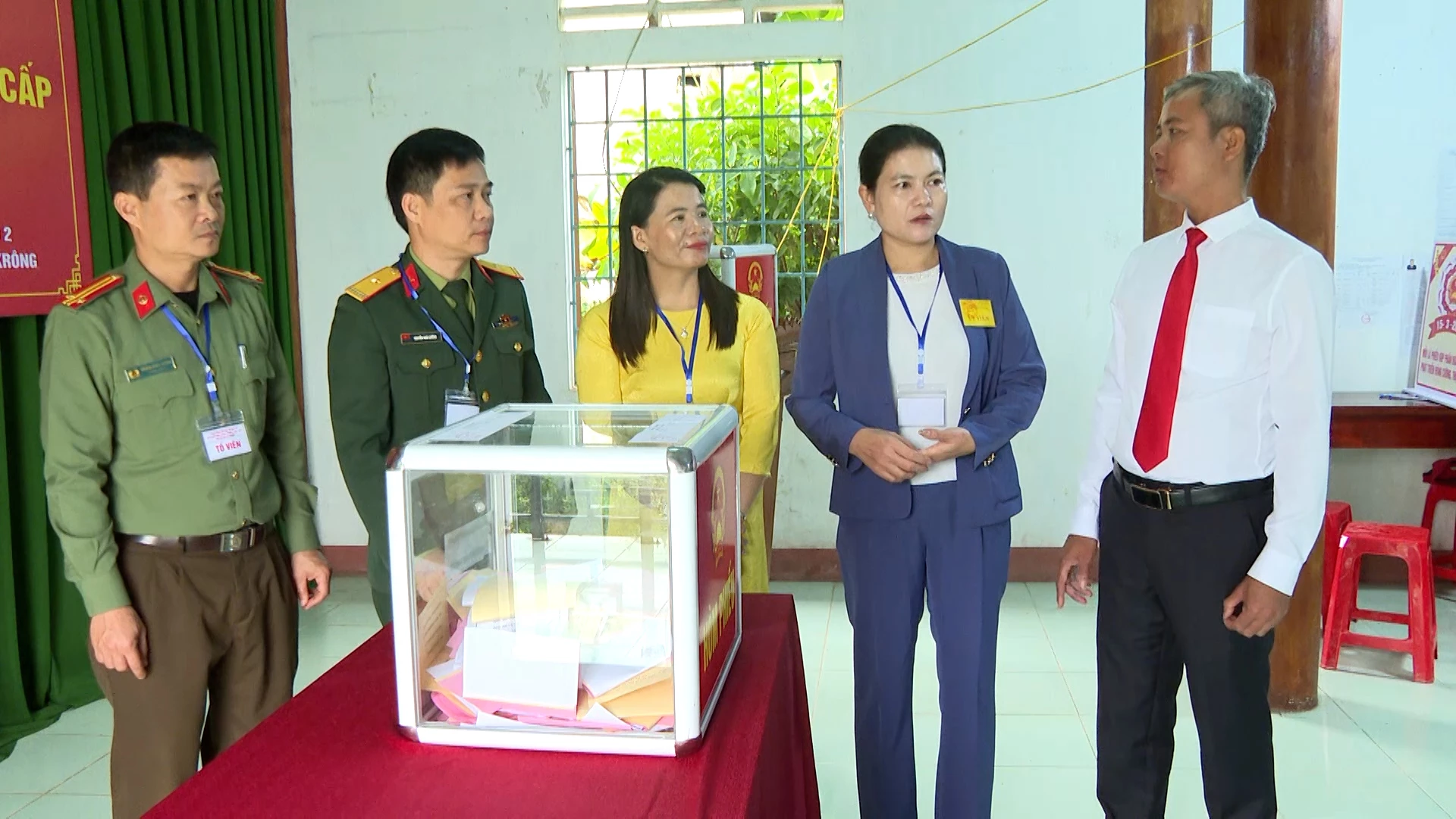 Đồng chí Ly Kiều Vân, Trưởng Ban Nội chính Tỉnh ủy kiểm tra công
tác bầu cử tại tổ bầu cử số 2, xã Đakrông - Ảnh: M.V