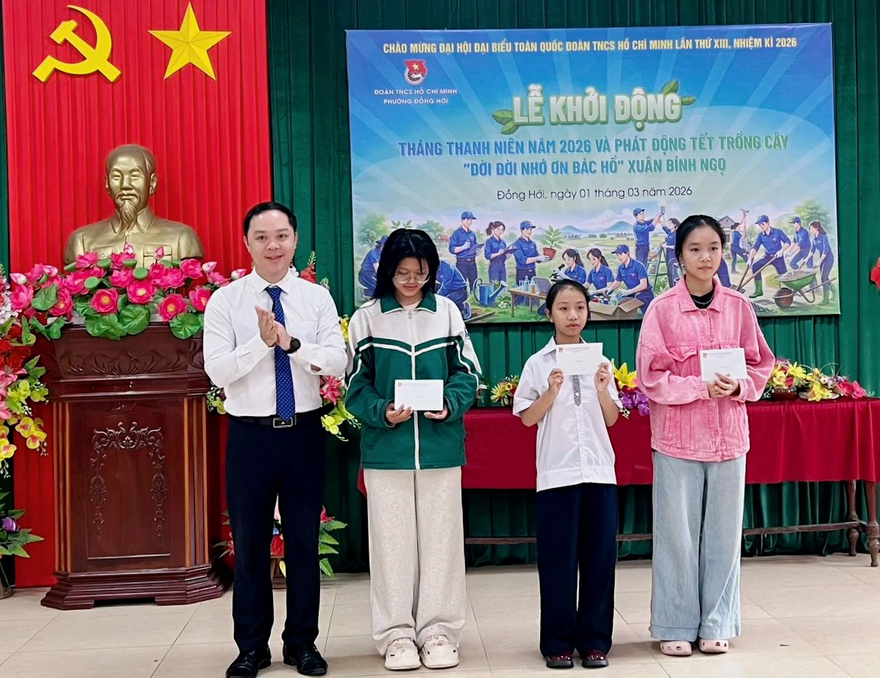 Đồng chí Trưởng Ban Xây dựng Đảng phường Đồng Hới Hà Quốc Vương Anh trao quà cho các em nuôi của Đoàn trên địa bàn - Ảnh: H.Tr.