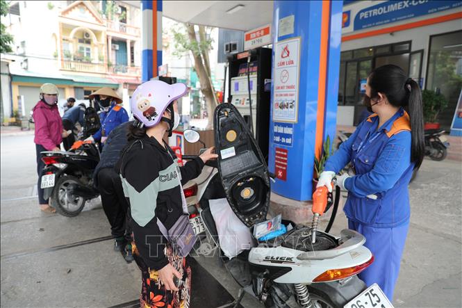 Người dân đến mua xăng tại các cửa hàng kinh doanh xăng dầu trên địa bàn tỉnh Thanh Hóa. Ảnh: Khiếu Tư/TTXVN
