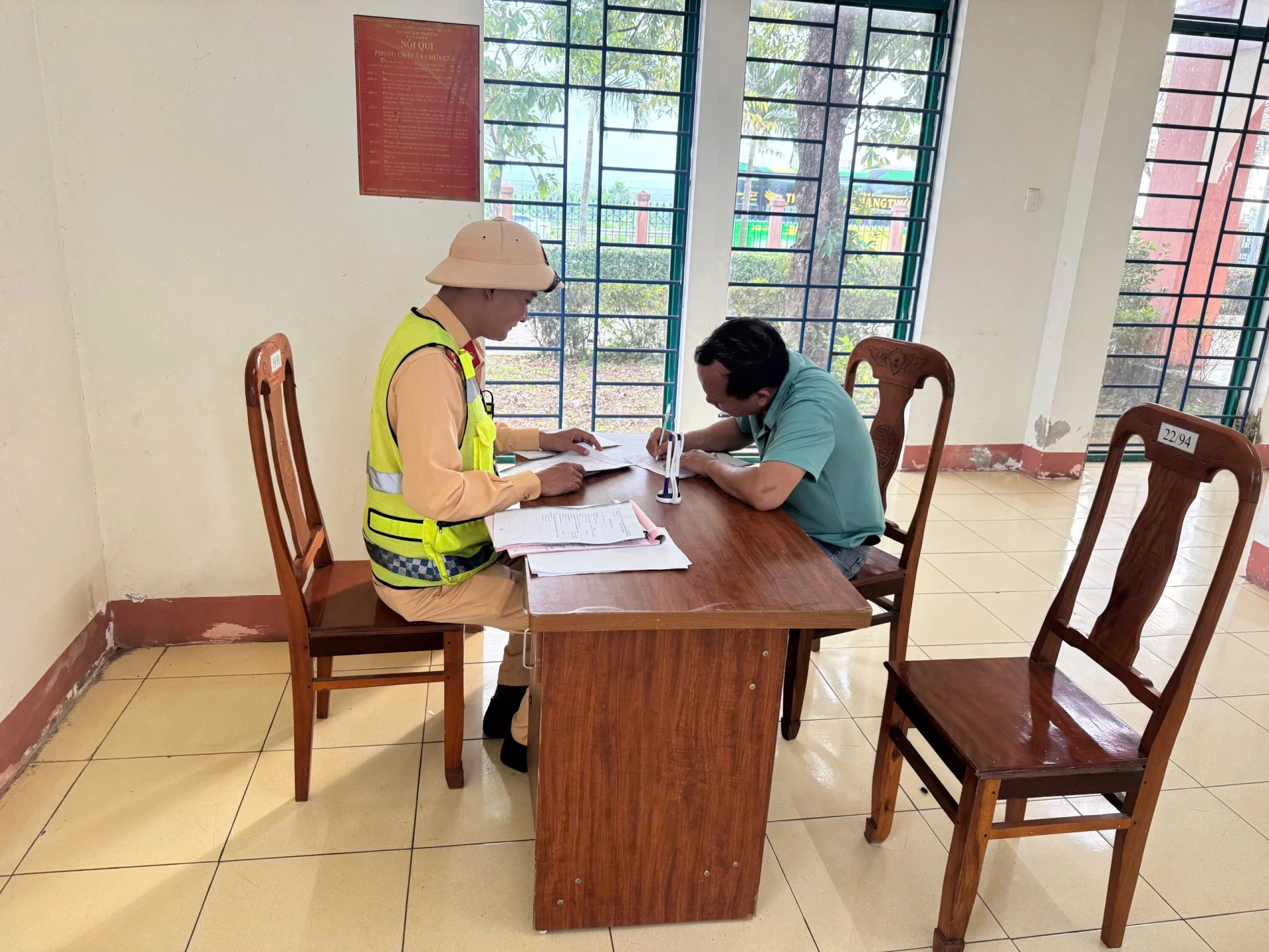 Lái xe khách bị lập biên bản vì các hành vi vi phạm - Ảnh: T.Đ