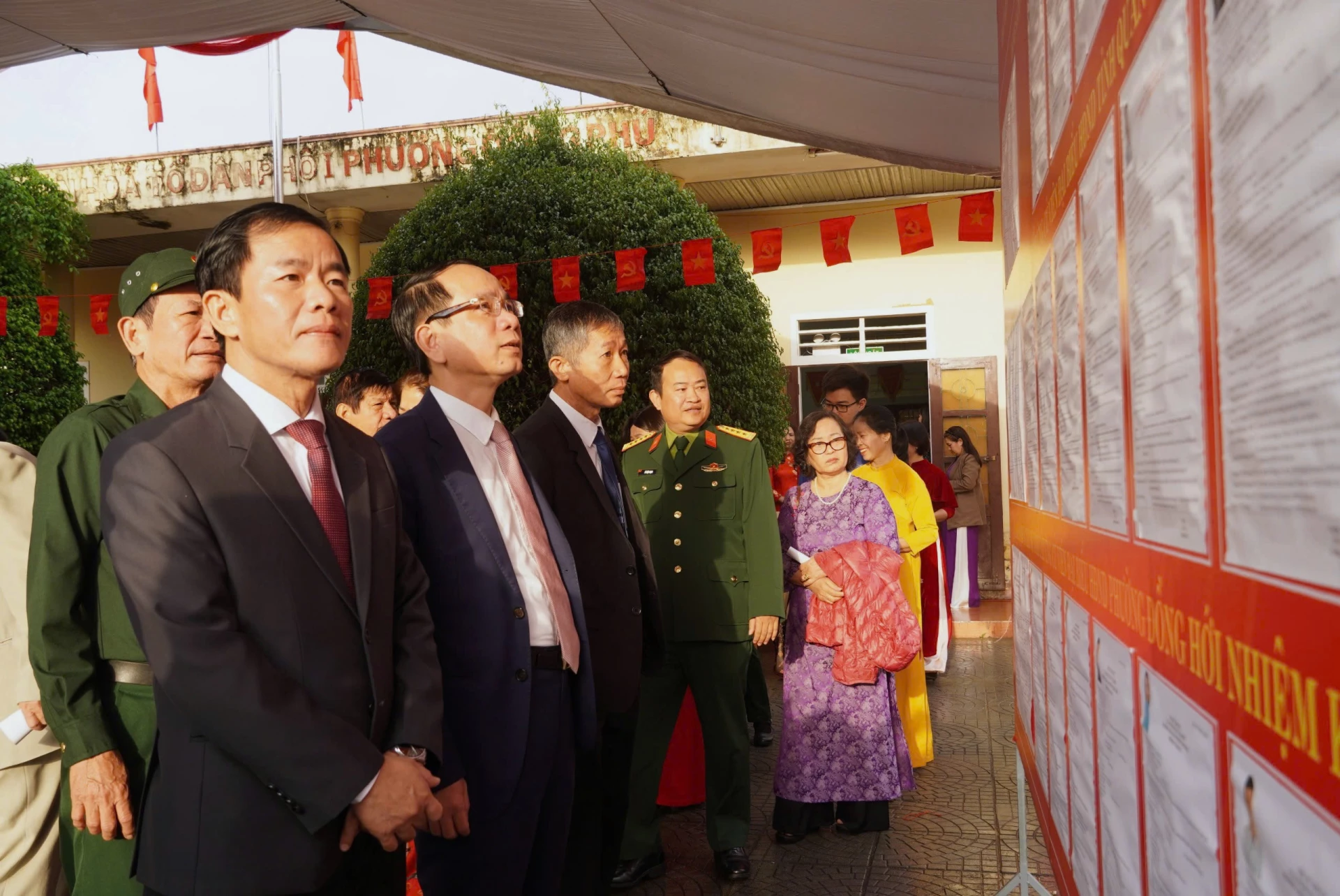 Đồng chí Nguyễn Văn Phương, Bí thư Tỉnh ủy và các cử tri xem danh sách các ứng cử viên đại biểu Quốc hội khóa XVI và đại biểu HĐND các cấp, nhiệm kỳ 2026-2031 - Ảnh: HL