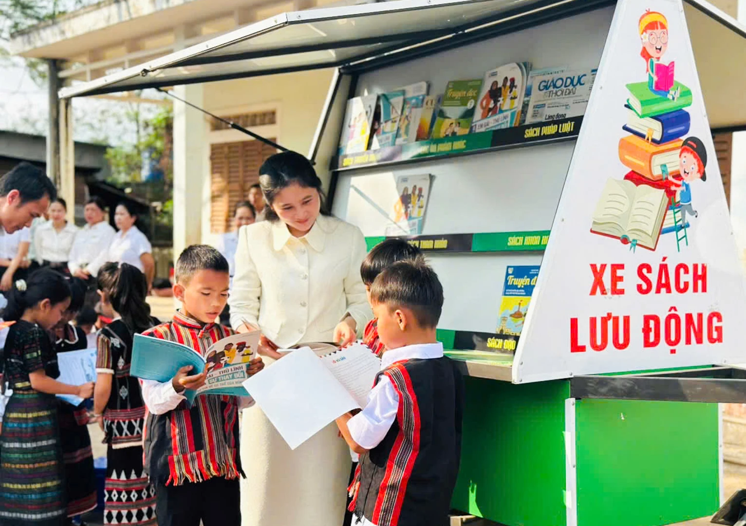 Xe sách lưu động Chuyến xe tri thức của Trường tiểu học và THCS A Xing tổ chức ở thôn A Quan thu hút đông đảo học sinh và người dân địa phương đến tham gia đọc sách - Ảnh: L.T