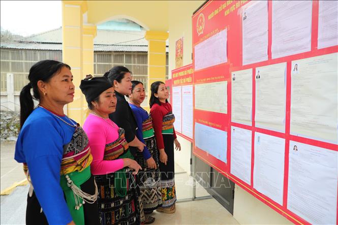 Cử tri bản Hát, xã vùng cao biên giới Tam Lư (Thanh Hóa), hào hứng trước ngày hội lớn. Ảnh: Khiếu Tư/TTXVN