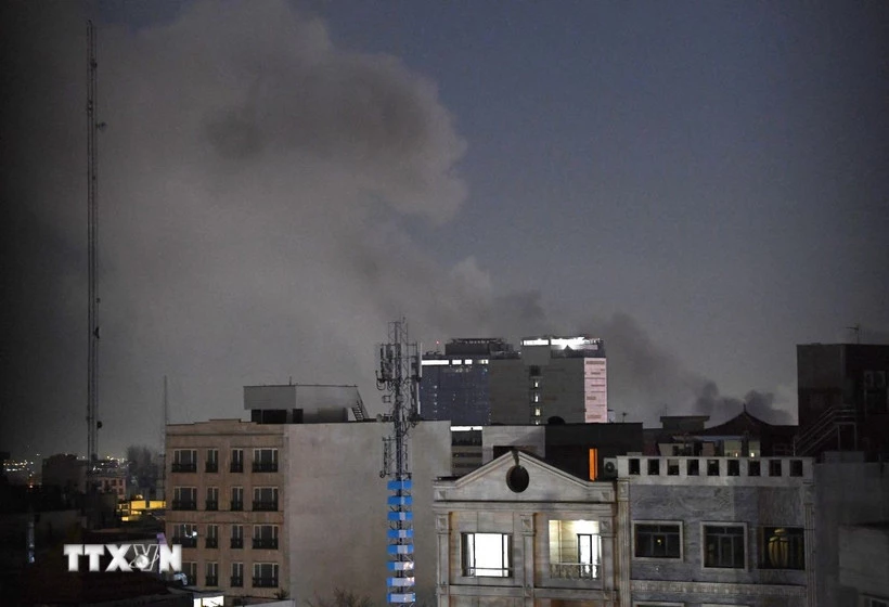 Khói bốc lên sau vụ tấn công tại Tehran, Iran, ngày 1/3/2026. (Ảnh: THX/TTXVN)