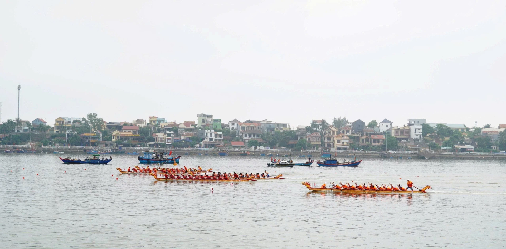 Sôi nổi, hấp dẫn lễ hội đua thuyền truyền thống trên sông Nhật Lệ - Ảnh: NVCC