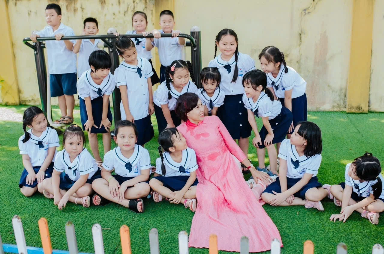 Với cô giáo Nguyễn Thị Hiền, niềm vui về sự “đoàn viên” khiến chị yêu hơn, nhiệt huyết hơn với nghề, với cuộc sống.