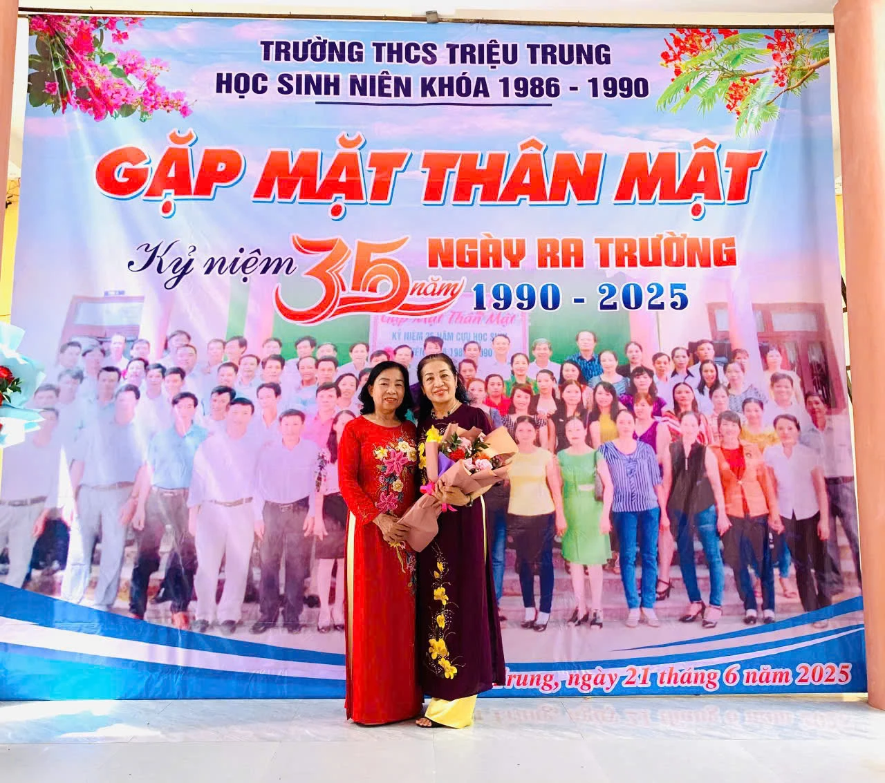 Mỗi lần trở lại trường xưa, chị Trần Thị Miên lại bồi hồi xúc động bởi đó là nơi gắn với tuổi thanh xuân tươi đẹp của chị