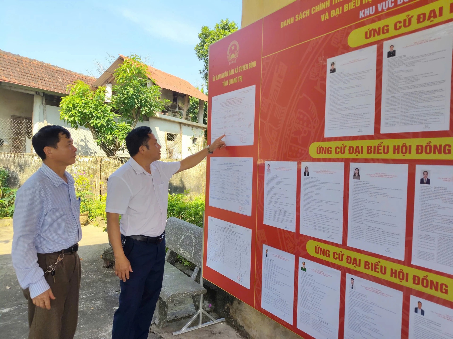 Người dân tìm hiểu các thông tin về bầu cử để đưa ra quyết định đúng đắn nhất - Ảnh: N.V