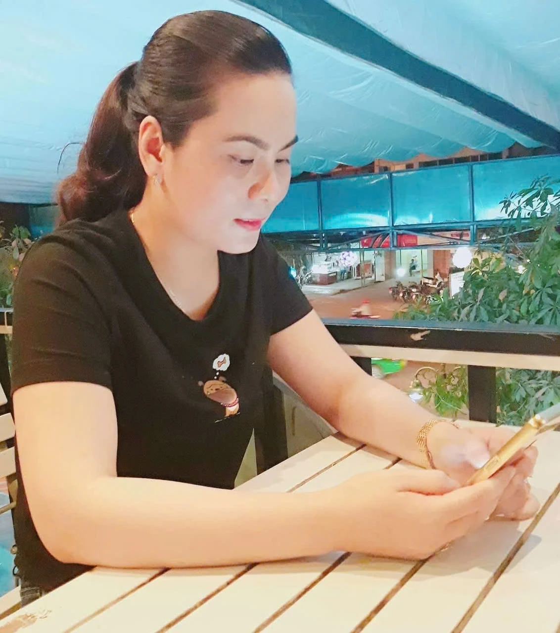 Chị Hoàng Thị Huệ thường xuyên cập nhật theo dõi các thông tin liên quan đến cuộc bầu cử sắp tới- Ảnh: Nh.V