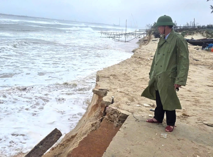 Bờ biển Mỹ Thủy tiếp tục bị sạt lở nghiêm trọng