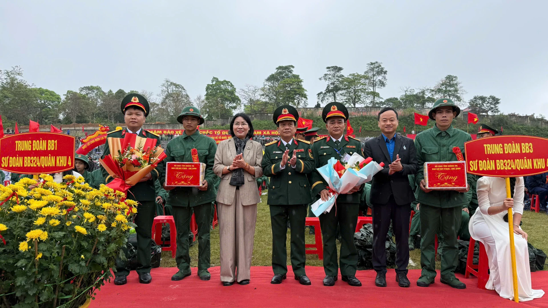 Đồng chí Phan Thị Minh Huệ, UVBTV TU, Chủ nhiệm Uỷ ban Kiểm tra Tỉnh uỷ chúc mừng các tân binh - Ảnh: Hoàng Hùng