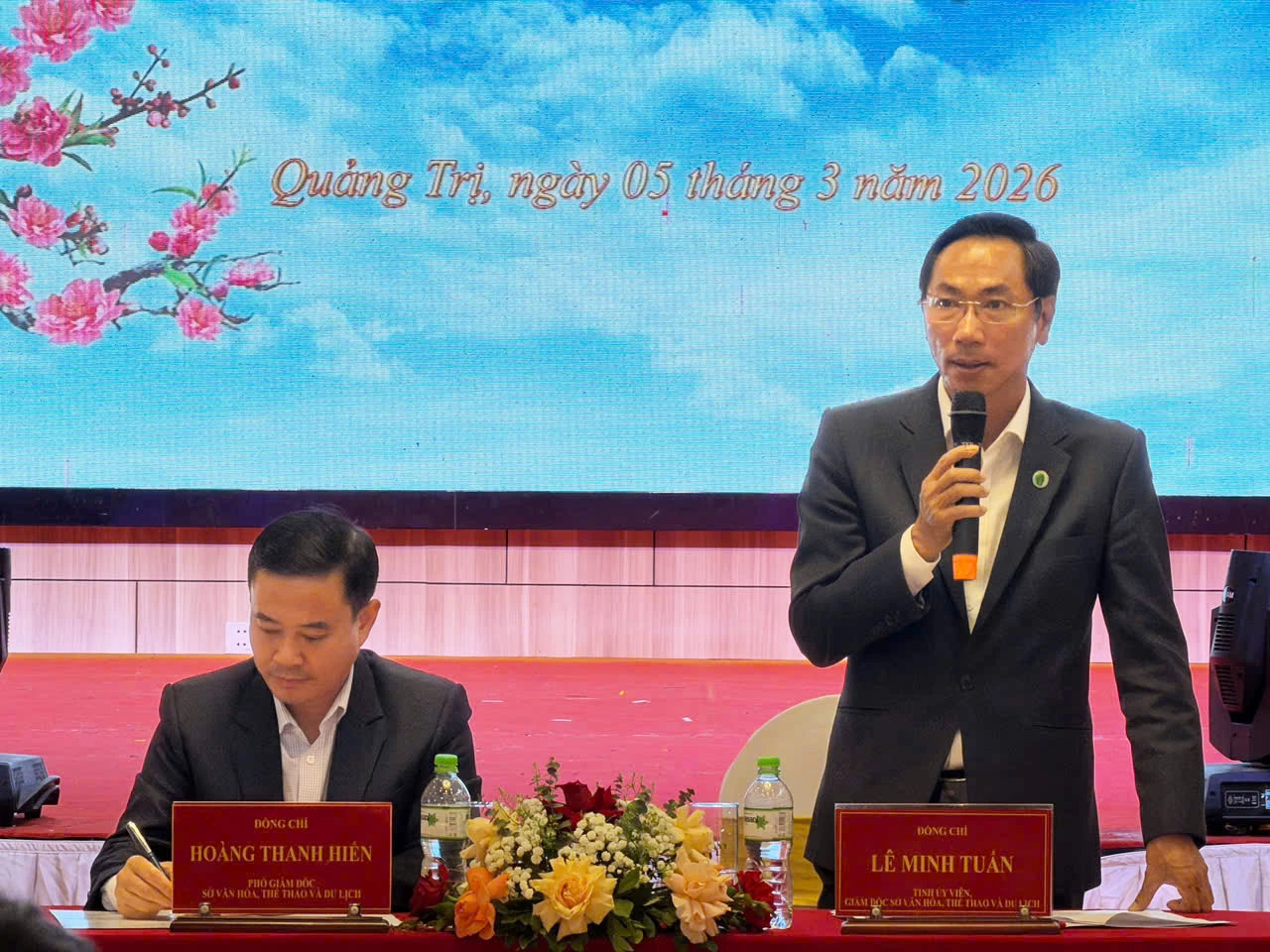 Ông Lê Minh Tuấn, Tỉnh ủy viên, Giám đốc sở Văn hóa-Thể thao và Du lịch phát biểu tại buổi gặp mặt