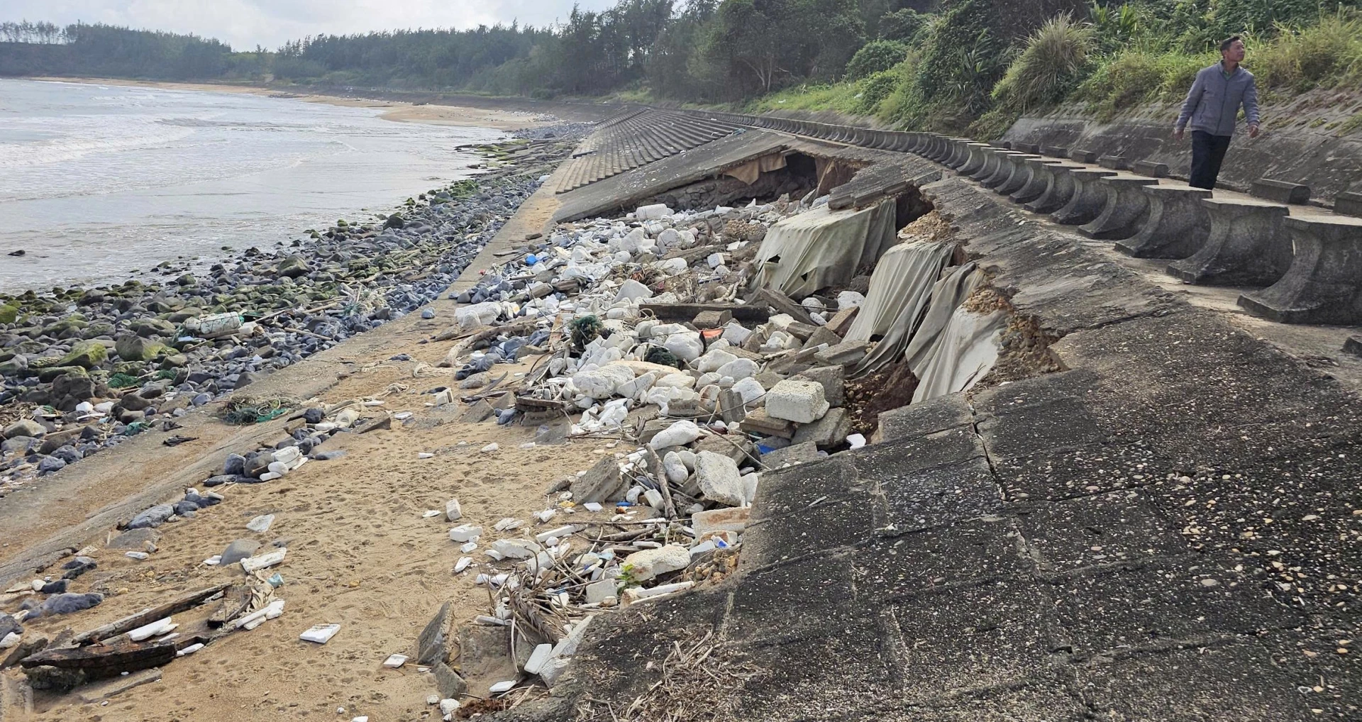 Tại vị trí sạt lở xuất hiện nhiều rác thải gây ô nhiễm và mất mỹ quan -  Ảnh: L.T