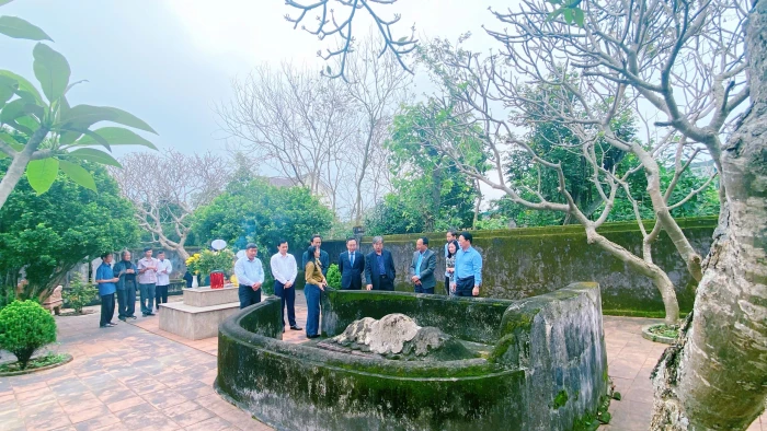 Đồng chí Phó Chủ tịch UBND tỉnh Hoàng Xuân Tân dâng hương tại Di tích mộ và nhà thờ Hoàng Kế Viêm