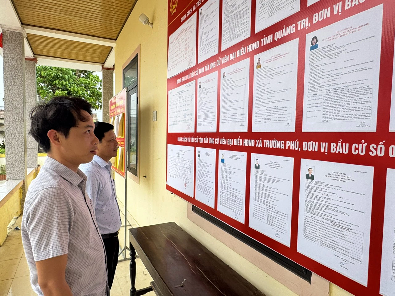 Cử tri theo dõi danh sách những người ứng cử đại biểu Quốc hội khóa XVI và đại biểu HĐND các cấp, nhiệm kỳ 2026-2031 - Ảnh: N.H