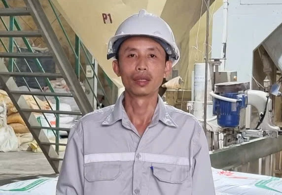 Anh Hồ Văn Sinh, công nhân Nhà máy Chế biến nông sản Đông Hà, Công ty CP Tổng công ty Thương mại Quảng Trị - Ảnh: M.L
