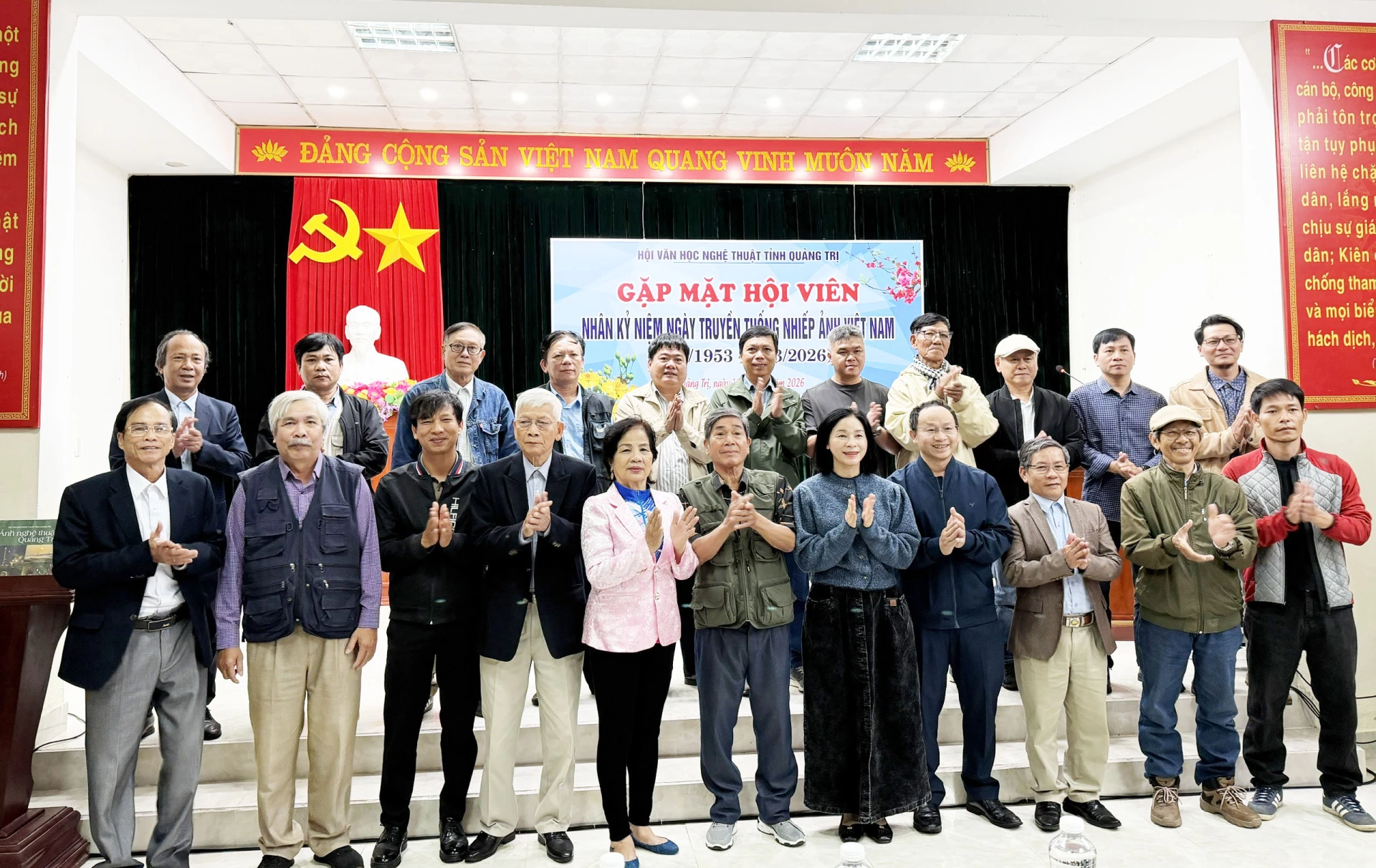 Các hội viên phân hội nhiếp ảnh - Ảnh: Nh. V

