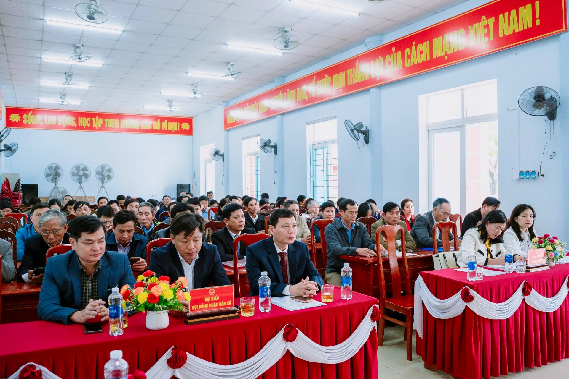 Các đại biểu tham dự kỳ họp - Ảnh: H.T