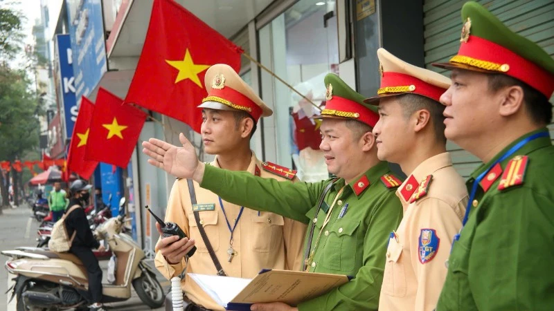 Các lực lượng chức năng phối hợp bảo đảm an ninh, an toàn cho các tuyến đường thông suốt phục vụ ngày bầu cử.