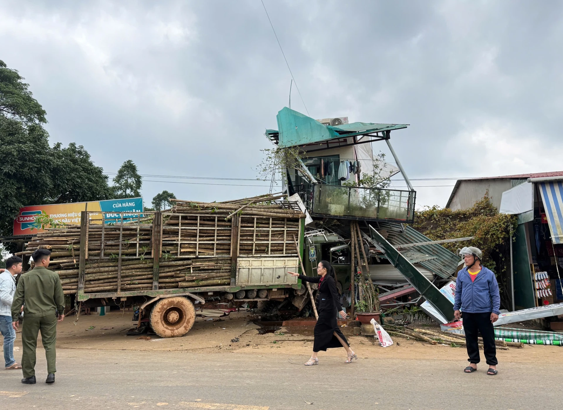 Hiện trường vụ tai nạn nghiêm trọng khiến 4 người thương vong xảy ra ngày 28/12/2025 - Ảnh: L.T