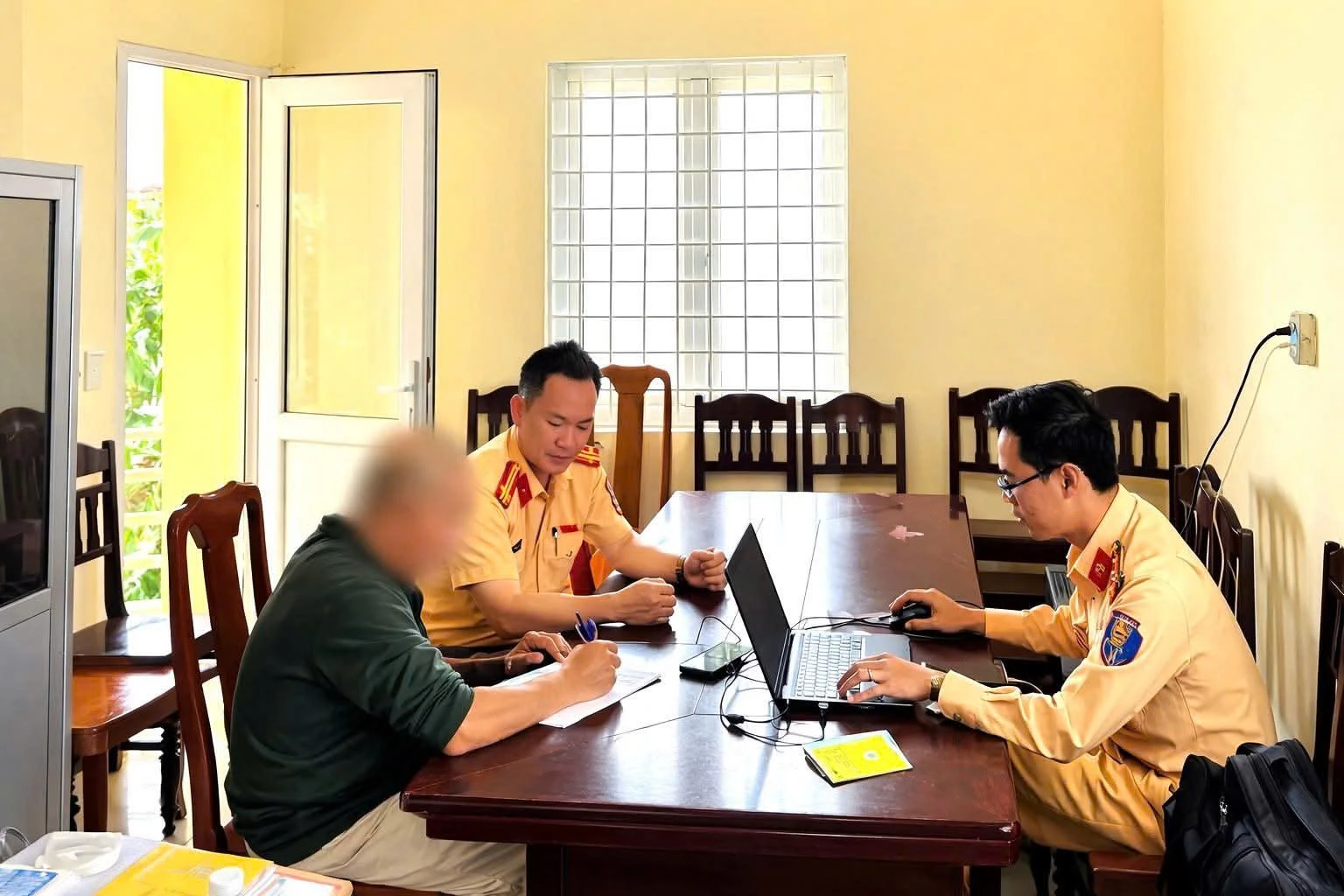 Lái xe ô tô bị xử phạt 5 triệu đồng và trừ 2 điểm GPLX - Ảnh: T.Đ