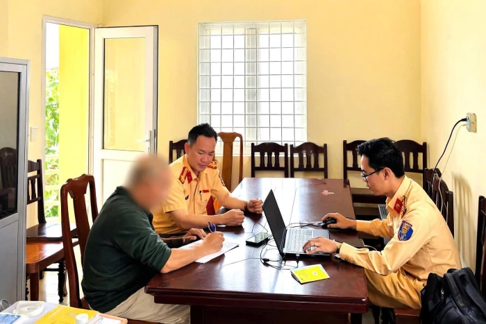 Xử phạt lái xe dừng xe ô tô giữa đường gây cản trở giao thông