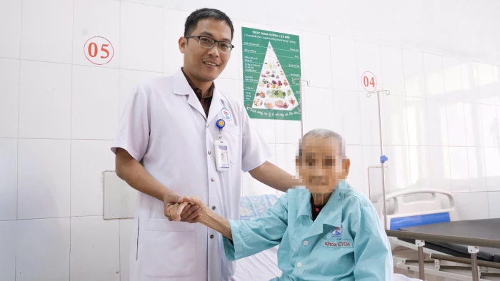 Phẫu thuật thành công thay khớp háng bán phần cho bệnh nhân 106 tuổi