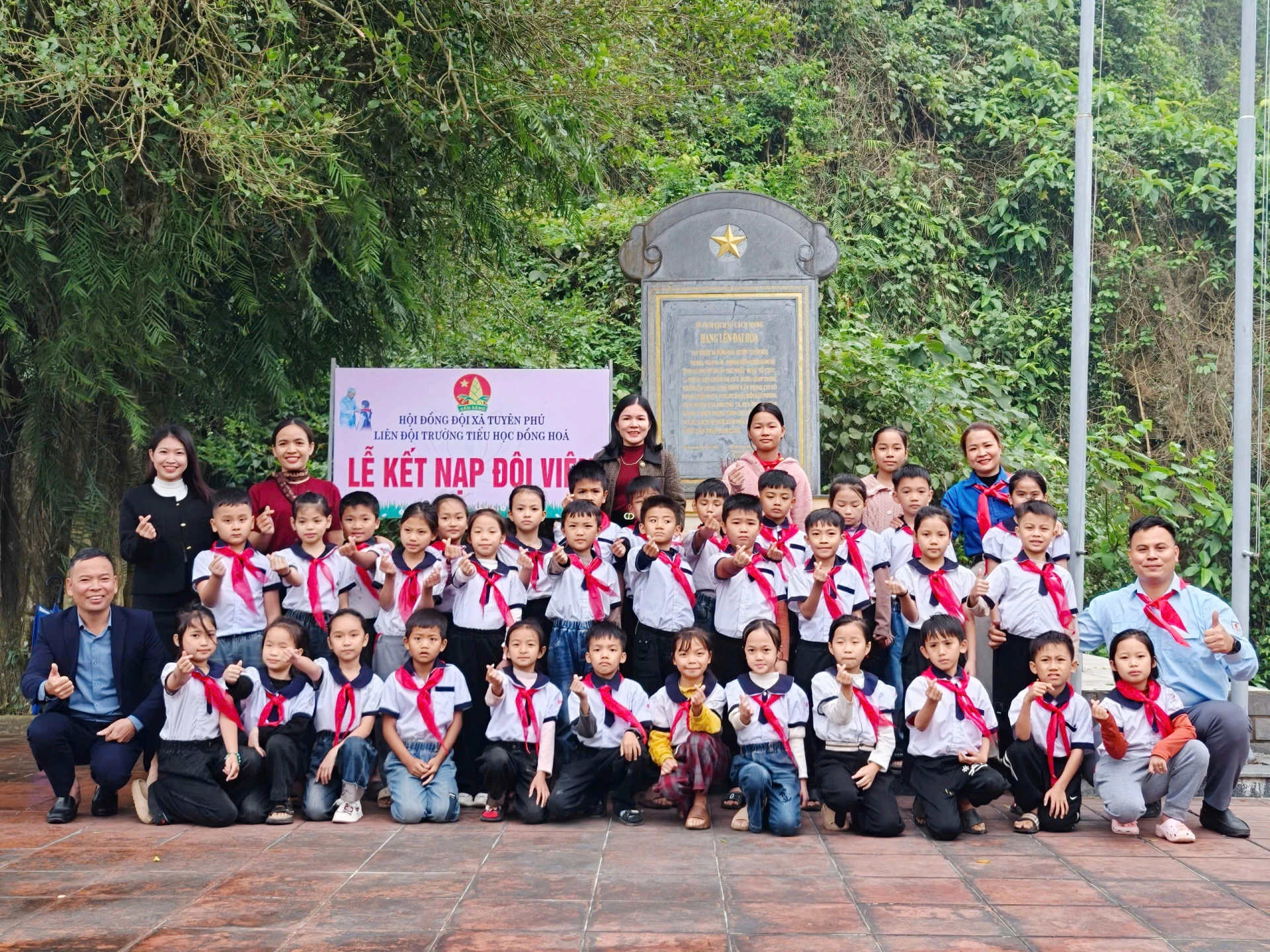 Các em học sinh Trường tiểu học Đồng Hóa được kết nạp Đội tại hang lèn Đại Hòa - Ảnh: X.V