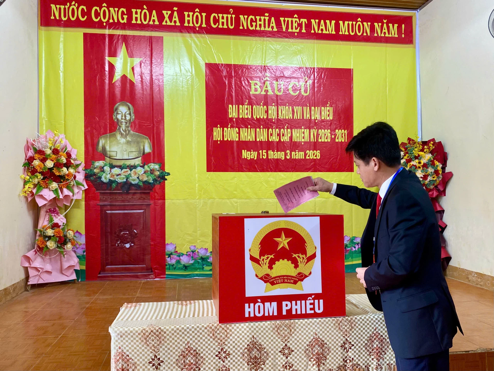 Đồng chí Phó Chủ tịch UBND tỉnh Lê Văn Bảo tham gia bỏ phiếu tại khu vực bỏ phiếu số 16 thôn Phan Xá, xã Lệ Thủy - Ảnh: T.L