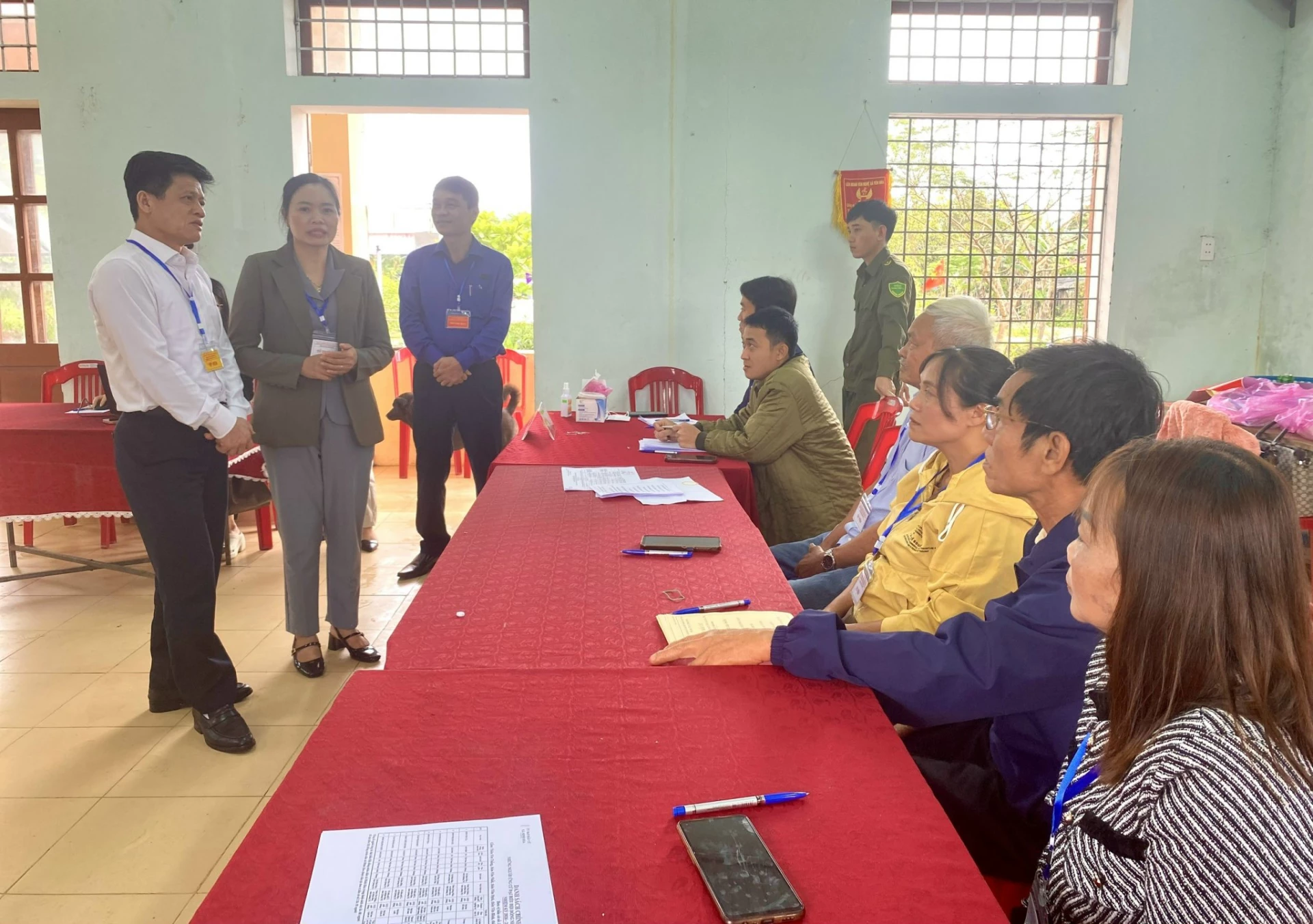 Đồng chí Phó Chủ tịch UBND tỉnh Lê Văn Bảo đã đến kiểm tra công tác bầu cử tại đơn vị bầu cử HĐND tỉnh số 19 thôn Yên Nhất, xã Minh Hóa - Ảnh: T.L