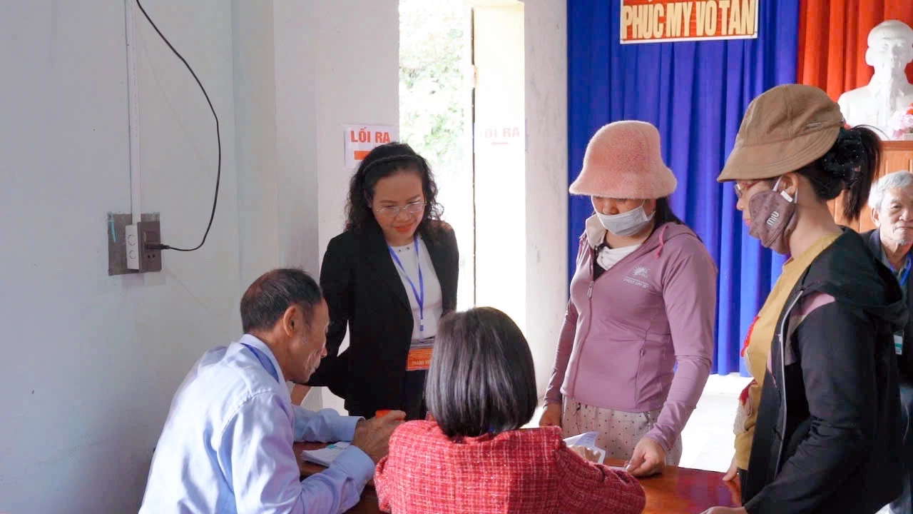 Đồng chí Phạm Thị Hân kiểm tra các khu vực bỏ phiếu tại xã Trường Ninh