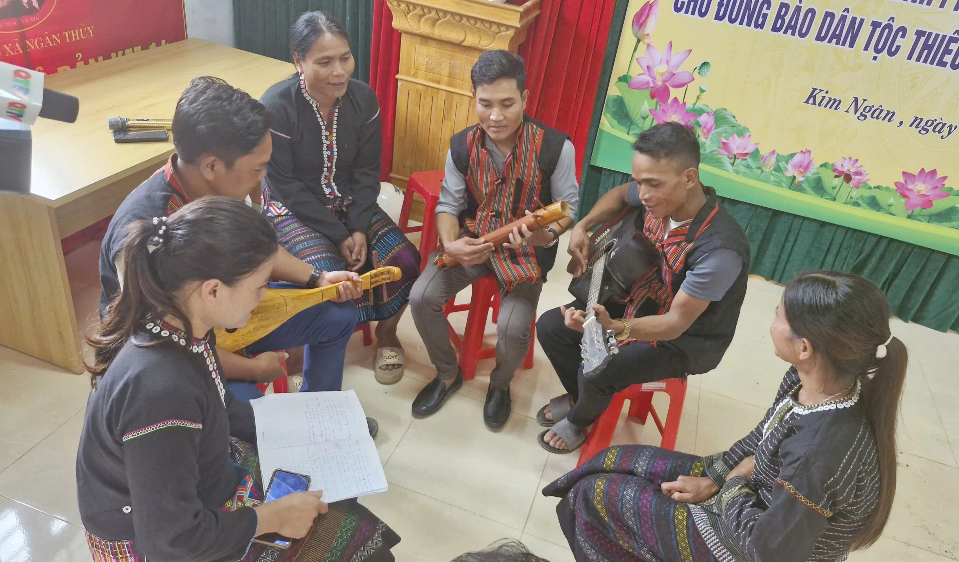 Một lớp tập huấn văn hóa truyền thống của đồng bào Bru-Vân Kiều tại xã Kim Ngân - Ảnh: X.P