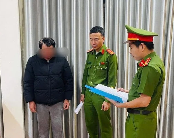 Cơ quan công an khởi tố bị can đối với ông Ng.U ở phường Đông Hà về về tội Vi phạm quy định về tội an toàn thực phẩm - Ảnh: CTV