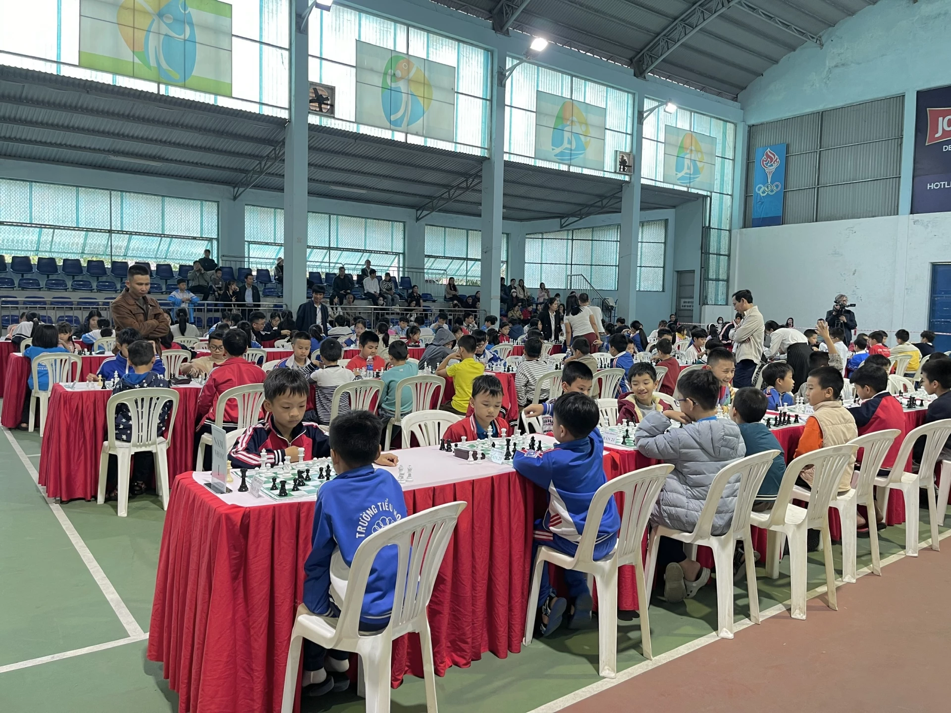 Các kỳ thủ tham gia thi đấu giải cờ vua phường Đồng Hới năm 2026 - Ảnh: H.Tr