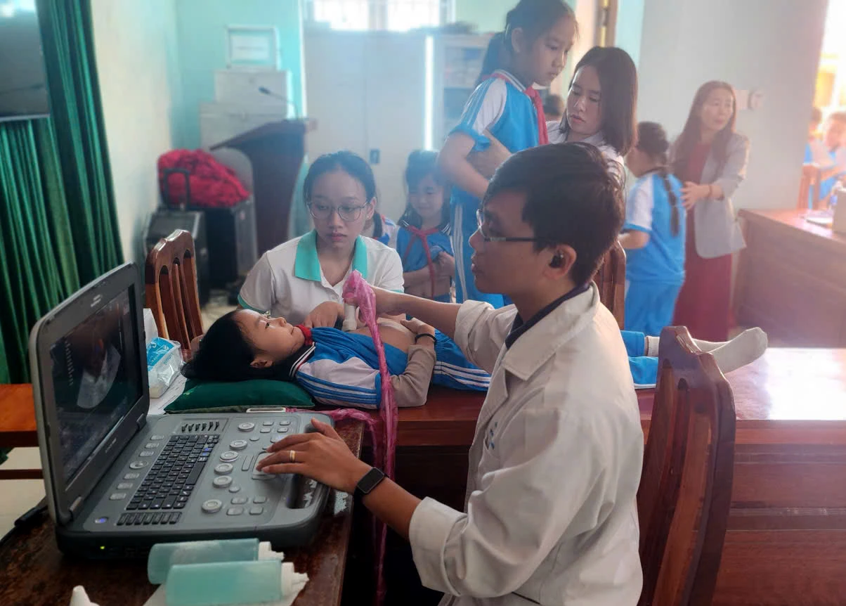 Các bác sĩ Bệnh viện đa khoa Hoàn Mỹ khám sàng lọc bệnh tim bẩm sinh cho học sinh Trường tiểu học số 1 Khe Sanh - Ảnh: T.L