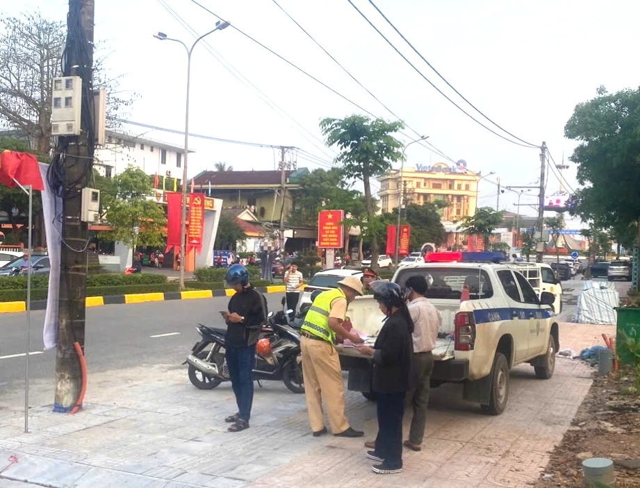 Lực lượng Phòng Cảnh sát giao thông Công an tỉnh xử lý các trường hợp vi phạm khi đưa đón học sinh trước khu vực Trường Trưng Vương, phường Nam Đông Hà vào sáng 20/3 - Ảnh: L.T