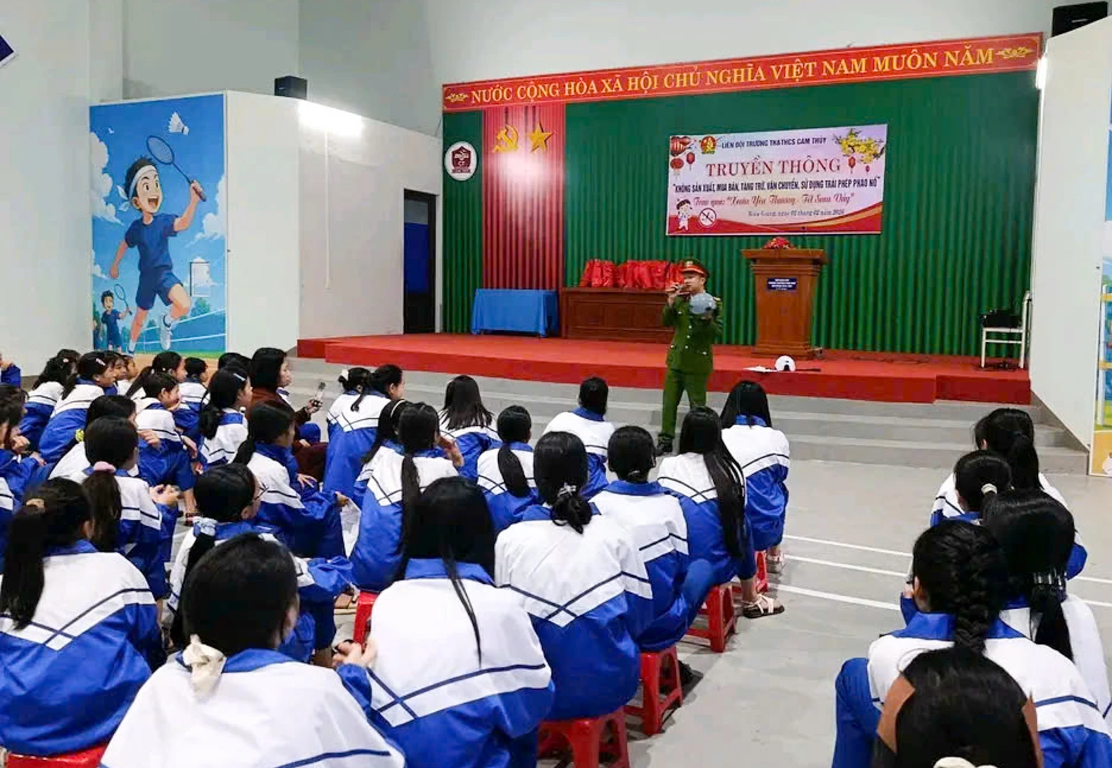 Trường Tiểu học và THCS Cam Thuỷ tổ chức truyền thông về ATGT cho học sinh - Ảnh: L.T