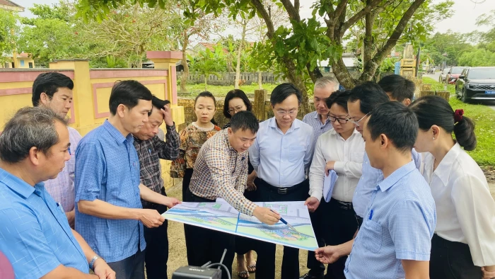 Đồng chí Phó Chủ tịch UBND tỉnh Hoàng Xuân Tân kiểm tra hiện trạng các di tích lịch sử, văn hóa