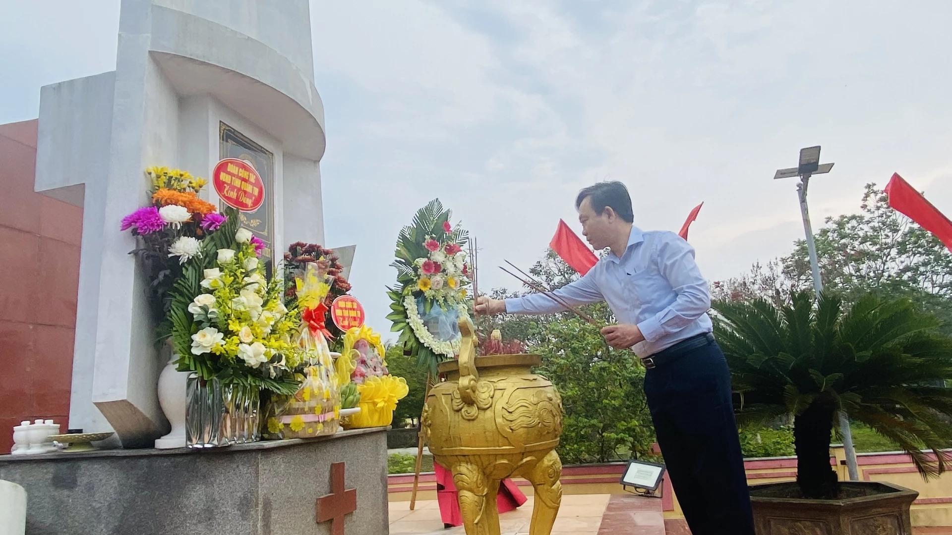 Đồng chí Phó Chủ tịch UBND tỉnh Hoàng Xuân Tân dâng hương tại di tích Địa điểm vụ hành quyết nữ Anh hùng Lê Thị Tuyết - Ảnh: T.L