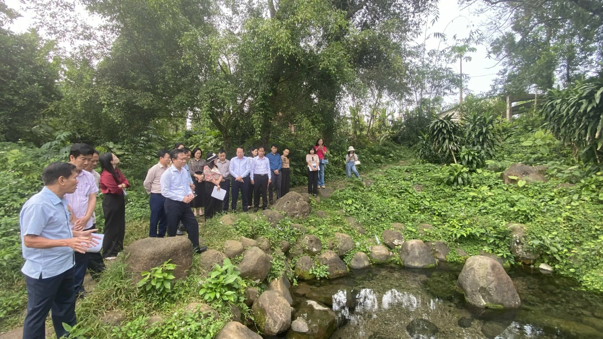 Đoàn công tác kiểm tra hiện trạng tại Di tích cấp quốc gia Hệ thống khai thác và xử lý nước cổ ở xã Cồn Tiên - Ảnh: T.L