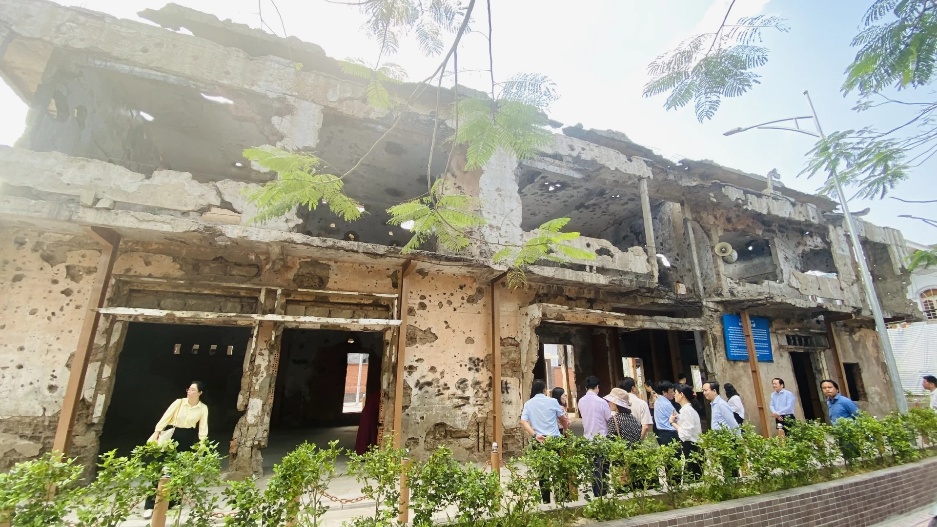 Đoàn công tác kiểm tra công tác tôn tạo tại di tích Trường Bồ Đề - Ảnh: T.L