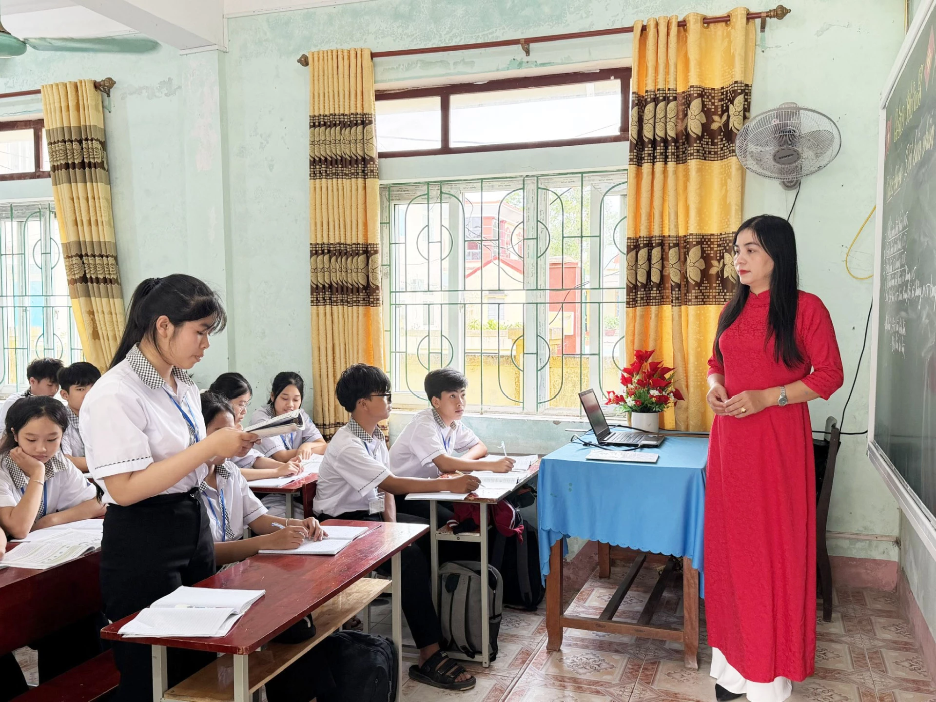 Trên lớp, Nguyệt Ánh luôn tận dụng hết thời gian để tiếp thu bài giảng -Ảnh: N.V