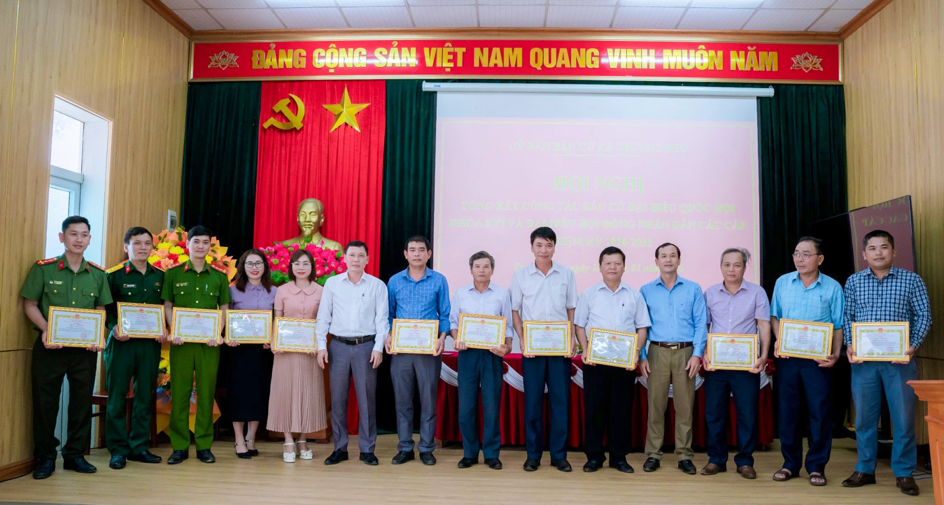 Đại diện lãnh đạo UBND xã Trường Phú khen thưởng các cá nhân có thành tích xuất sắc trong công tác tổ chức bầu cử - Ảnh: H.T