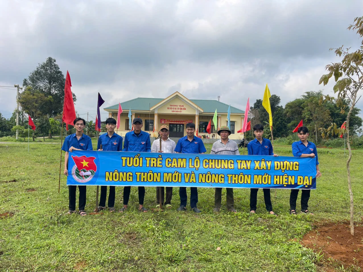Thi đua xây dựng nông thôn mới là một trong những phong trào tạo môi trường rèn luyện, bồi dưỡng đoàn viên thanh niên ở nông thôn trưởng thành, tạo nguồn phát triển Đảng - Ảnh: M.L
