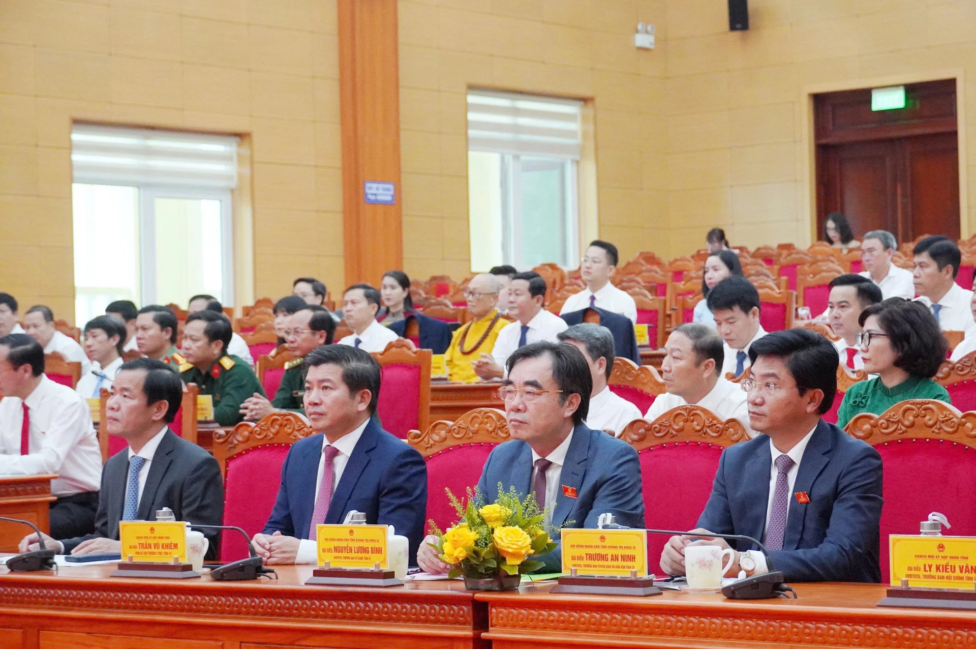 Các đồng chí lãnh đạo tỉnh dự kỳ họp - Ảnh: X.P